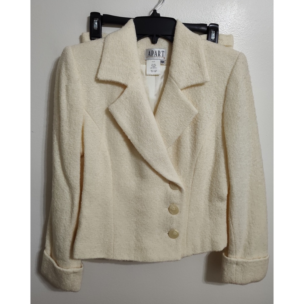 Ladies APART IMPRESSIONS Ivory Jacket & Skirt Suit Size 10P. 70% Wool 30% Nylon